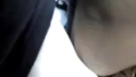 女孩躺在阳台前