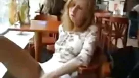 这个女人给这个可怜的流浪者提供了一个很好的礼物