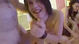 他只有三个荡妇的嘴，这真奇怪