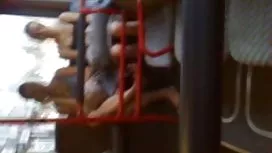 女儿请求妈妈帮忙吮吸这只大公鸡