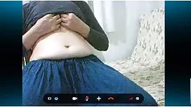 和妈妈在一起，因为她在厨房教我乳房