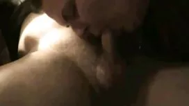 Ramon Nomar穿着金色的乳房穿上靴子