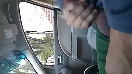 我女朋友的母亲出去了，她正在找我操她