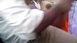 另一个邻居在她手淫时挑起邻居