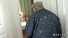 妈妈和她的内裤一起玩，然后给我一个口交