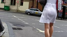 他们把这个布鲁内特非常角质地放在浪荡公子俱乐部里