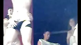 我的妻子用她巨大的乳房给我一些吸管！