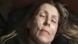 什么吸管让这个女人醒来......