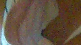 妈妈在家里裸体走路，她非常接近我。