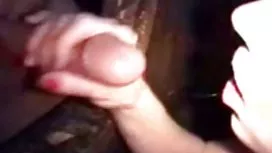 这两位成熟女性真的很喜欢这个顾客的尾巴