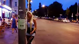 给丰满的金发女郎Nicolette Shea一个巨大的他妈的