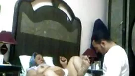 他们把它放在床上跳下来