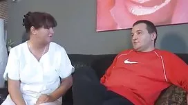 他喜欢游戏，这就是为什么他们把他绑在床上，ufff！