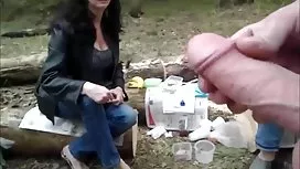 当他清理地板时，他将自己的乳房记录在妻子身上