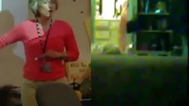 这两个老板操他们在酒店的苗条秘书