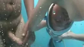 当这个已婚女人接近时，我清理了水晶。